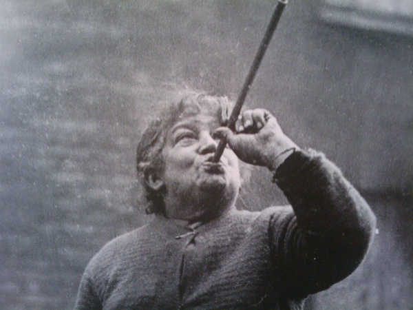 Khi đồng hồ báo thức chưa xuất hiện, một số người chuyên làm nhiệm vụ đánh thức người khác thức dậy vào mỗi sáng.