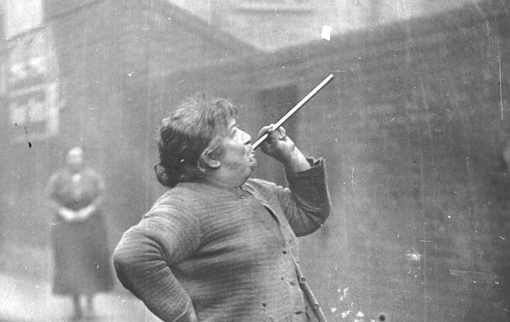 Cụ thể, vào mỗi buổi sáng, người đánh thức sẽ sử dụng những viên "đạn" - chính là hạt đậu khô để bắn vào ô cửa sổ, tạo ra âm thanh đánh thức người ngủ trong phòng. Phương pháp đánh thức kỳ lạ, thậm chí khó tin này từng khá phổ biến ở Anh hồi thế kỷ 18.