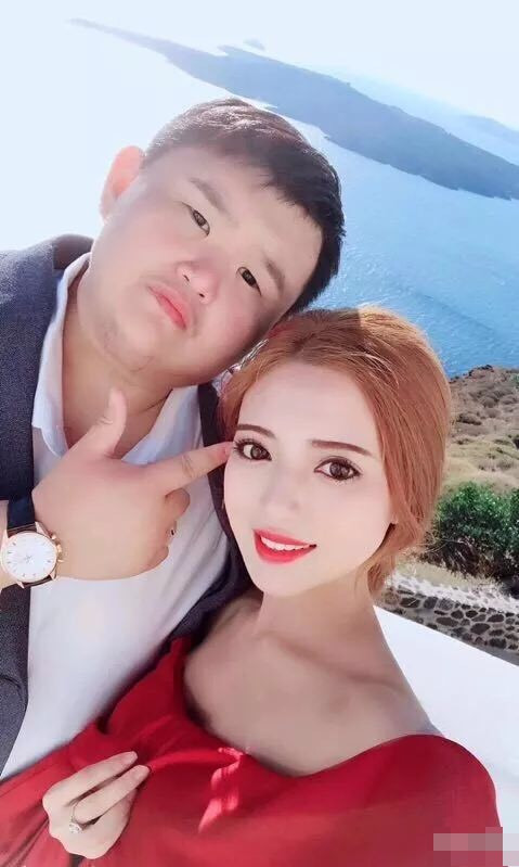 Không chỉ chênh lệch về ngoại hình mà chú rể còn hơn cô dâu khá nhiều tuổi.