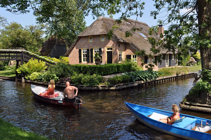 Một sự thật thú vị là ngôi làng Giethoorn ở Hà Lan nổi tiếng với việc không có bất cứ con đường nào. Người dân di chuyển bằng những con thuyền và các cây cầu.