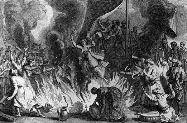 Phụ nữ ở nhiều tầng lớp trong xã hội Ấn Độ thời xưa thực hiện tục lệ nhảy vào giàn thiêu trên để thể hiện sự chung thủy cũng như bổn phận của người vợ với người chồng quá cố.