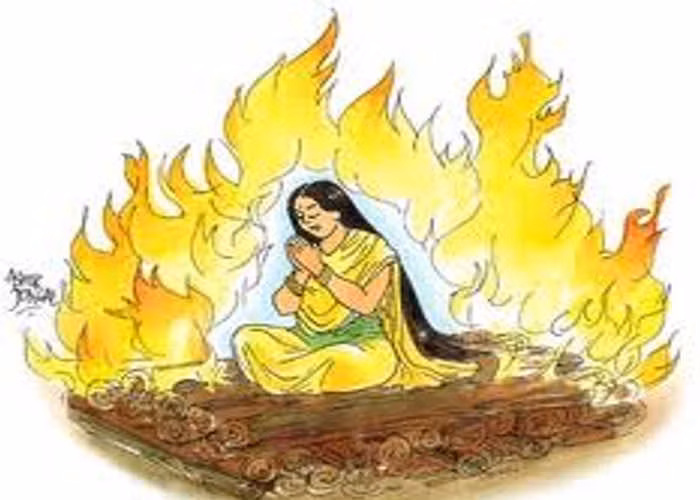 Đến thế kỷ 19, tục lệ Sati dần suy giảm do xã hội lên án mạnh mẽ tính chất rùng rợn, vô nhân đạo của nó đối với phụ nữ mất chồng.