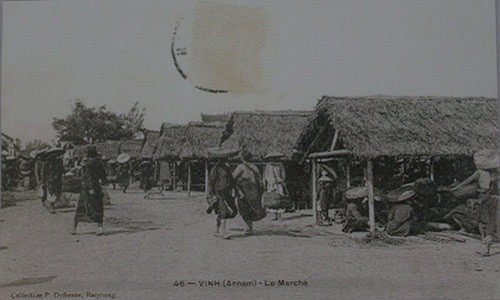 Theo đó, ông Phạm Xuân Cần (TP Vinh, Nghệ An) đã tập hợp khoảng 100 bức ảnh về thành Vinh đầu thế kỷ XX và xuất bản thành cuốn sách mang tên Vinh Xưa. Được biết, cuối năm 2016, Hội Xuất bản Việt Nam đã tặng giải thưởng Sách Việt Nam cho cuốn Vinh Xưa. Cuốn sách được trao giải đồng cho hạng mục sách hay và giải bạc cho hạng mục sách đẹp. Ảnh: Chợ Vinh đầu thế kỷ XX.