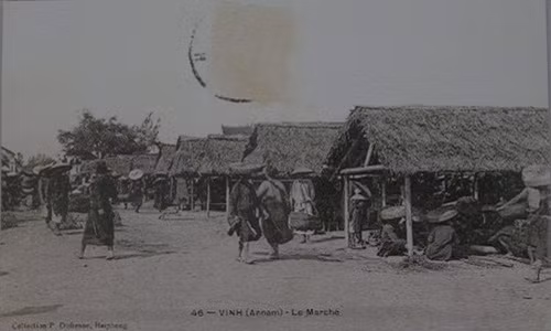 Theo đó, ông Phạm Xuân Cần (TP Vinh, Nghệ An) đã tập hợp khoảng 100 bức ảnh về thành Vinh đầu thế kỷ XX và xuất bản thành cuốn sách mang tên Vinh Xưa. Được biết, cuối năm 2016, Hội Xuất bản Việt Nam đã tặng giải thưởng Sách Việt Nam cho cuốn Vinh Xưa. Cuốn sách được trao giải đồng cho hạng mục sách hay và giải bạc cho hạng mục sách đẹp. Ảnh: Chợ Vinh đầu thế kỷ XX.