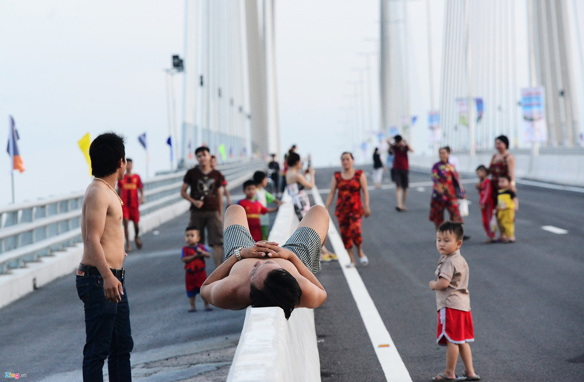 Vào xế chiều, nhiều người dân quanh khu vực cầu tranh thủ dạo chơi, ngắm cảnh.