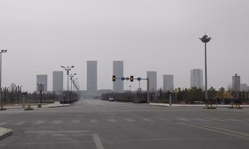 Một số " thành phố ma" của Trung Quốc không có người ở trong suốt nhiều năm do có nhiều dự án bất động sản lớn không được sử dụng và bị bỏ hoang phế.