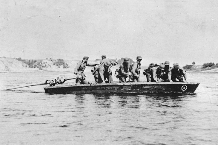 Binh sĩ Đức vượt sông Đông trong cuộc xâm lược vùng Kavkaz thuộc Liên Xô. Ảnh: AP