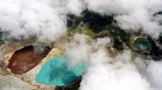 Do vậy, 3 hồ nước trên đỉnh ngọn núi lửa này được gọi là: Tiwi Ata Mbupu (có nghĩa là hồ của những người già), Tiwu Nưa Muri Kooh Tai (có nghĩa hồ của các trinh nữ và thanh niên), Tiwu Ata Polo (có nghĩa là hồ của những hồn ma độc ác hay hồ mê hoặc).