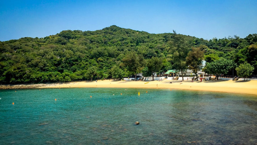 Lo So Shing: Trên bờ biển phía tây của đảo Lamma, Lo So Shing là một bãi biển yên tĩnh, ít khách du lịch. Nơi đây là địa điểm lý tưởng dành cho những người muốn có một kỳ nghỉ yên bình, không ồn ào. Sau khi rời khỏi bãi biển, du khách có thể đi lang thang đến làng Yung Shue Wan gần đó để thưởng thức các món ăn hấp dẫn trong khung cảnh hoàng hôn lãng mạn. Ảnh: CNN.