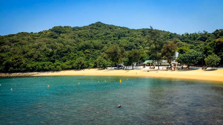 Lo So Shing: Trên bờ biển phía tây của đảo Lamma, Lo So Shing là một bãi biển yên tĩnh, ít khách du lịch. Nơi đây là địa điểm lý tưởng dành cho những người muốn có một kỳ nghỉ yên bình, không ồn ào. Sau khi rời khỏi bãi biển, du khách có thể đi lang thang đến làng Yung Shue Wan gần đó để thưởng thức các món ăn hấp dẫn trong khung cảnh hoàng hôn lãng mạn. Ảnh: CNN.