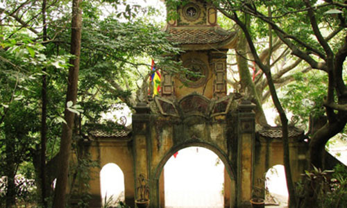 Đền Cao linh thiêng tại thôn Đại, xã An Lạc, huyện Chí Linh, tỉnh Hải Dương.