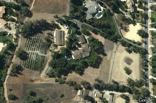 Điền trang rộng lớn của Miley nhìn từ trên cao theo định vị của Google. Nữ ca sĩ từng sống ở nơi này cùng vị hôn phu Liam Hemsworth. Tuy nhiên gần đây, Miley đã định cư hẳn ở Malibu, California nên cô đã quyết định rao bán cơ ngơi này với giá 5 triệu USD bằng lúc mua.