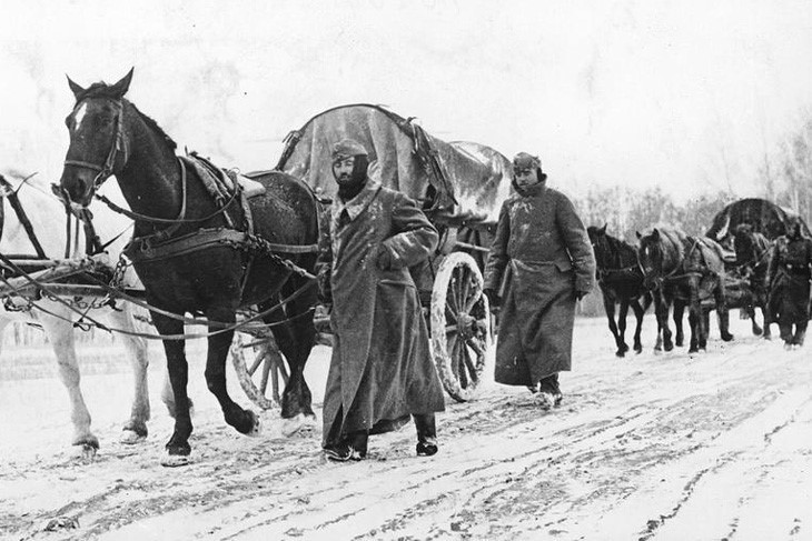 Bộ binh Đức hành quân bên xe ngựa kéo vào mùa đông (tháng 11/1941) ở một khu vực gần Moscow. Ảnh: AP