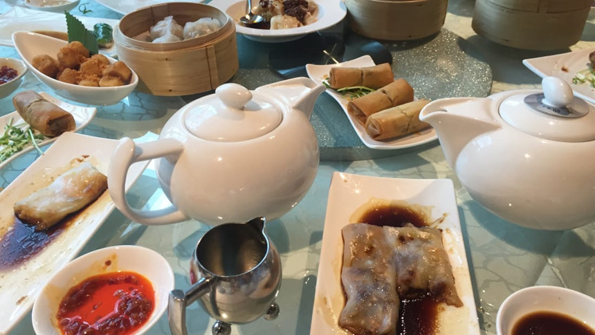 Dim sum là một món ăn nhẹ nổi tiếng của Quảng Đông. Còn được biết với cái tên "yum cha" (nghĩa là "uống trà"), dim sum có thể mang bạn bè, gia đình và thậm chí cả đối tác kinh doanh lại gần nhau.