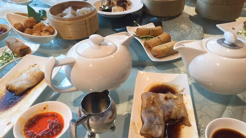 Dim sum là một món ăn nhẹ nổi tiếng của Quảng Đông. Còn được biết với cái tên "yum cha" (nghĩa là "uống trà"), dim sum có thể mang bạn bè, gia đình và thậm chí cả đối tác kinh doanh lại gần nhau.