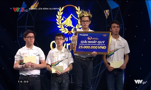 Hoàng Cường mang cầu truyền hình thứ 3 của Đường lên đỉnh Olympia về THPT Hòn Gai, Quảng Ninh. Ảnh cắt từ clip.