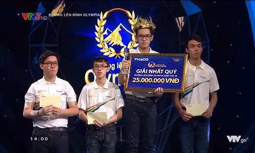 Hoàng Cường mang cầu truyền hình thứ 3 của Đường lên đỉnh Olympia về THPT Hòn Gai, Quảng Ninh. Ảnh cắt từ clip.