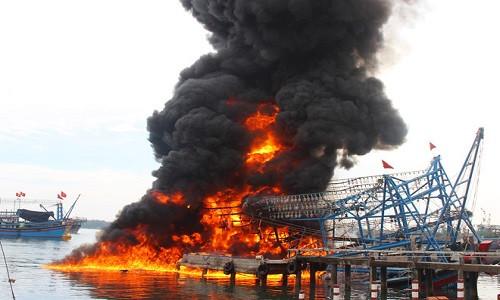 Tàu câu mực của ngư dân Nghệ An bốc cháy khi đang chuẩn bị ra khơi.Ảnh: H.B.