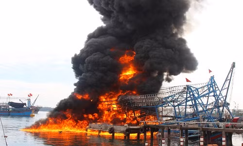 Tàu câu mực của ngư dân Nghệ An bốc cháy khi đang chuẩn bị ra khơi.Ảnh: H.B.