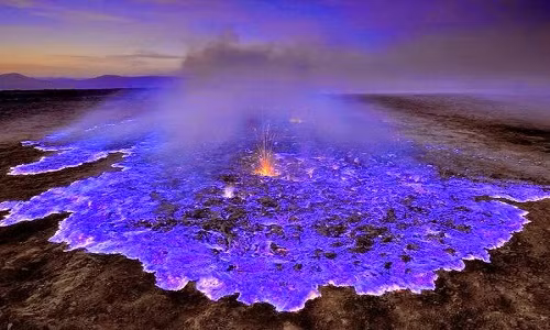 Cao 2.799m so với mặt nước biển, nằm cách thị trấn Banyuwangi của Indonesia 26 km về phía Tây Bắc, núi lửa Ijen (Kawah Ijen) là một trong những điểm đến hút khách du lịch với " ngọn lửa xanh" huyền ảo.