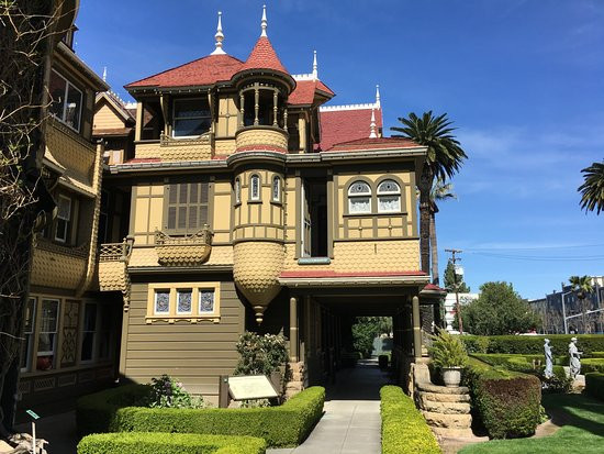 Bà cũng là người thừa kế gia sản khổng lồ của công ty vũ khí Winchester Repeating.