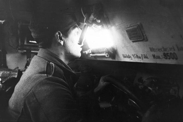 Một lái xe phát xít Đức điều khiển xe thiết giáp bên trong lãnh thổ Nga vào tháng 8.1941. Ảnh: Deutsches Bundesarchiv