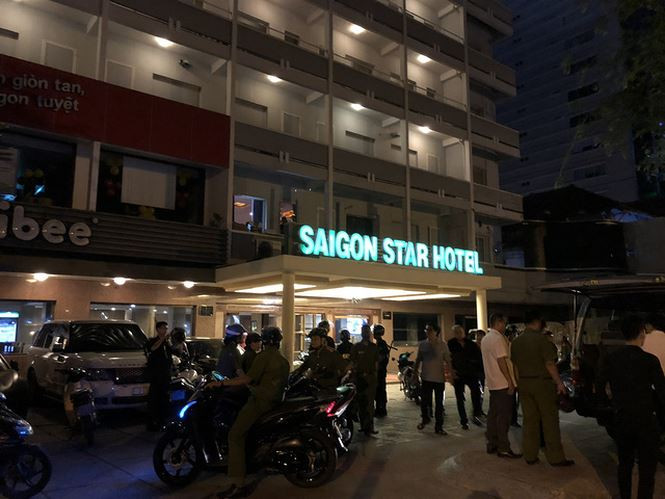 Bên ngoài là khách sạn nhưng ẩn đằng sau là quán karaoke chui kiêm bia ôm