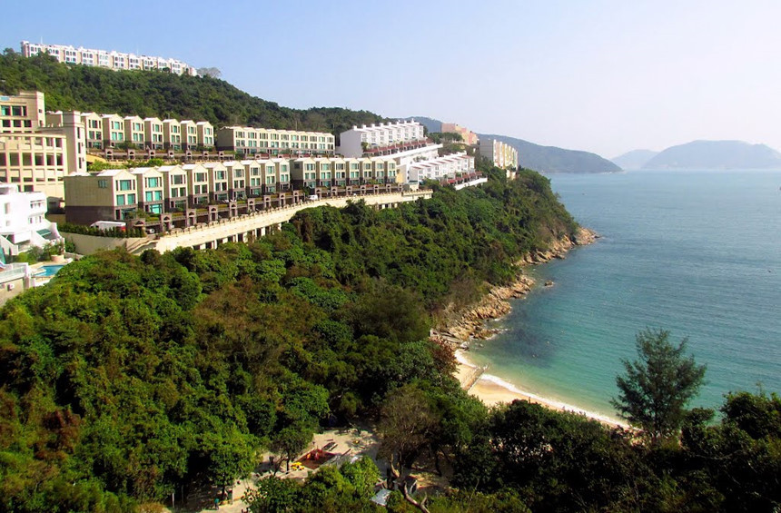 Turtle Cove: Giữa Hong Kong sôi động và nhộn nhịp, Turtle Cove là một bãi biển nhỏ, hoang vắng nằm ở phía nam hồ chứa Tài Tâm, giữa khu vực rừng rậm tươi tốt. Đặt chân đến bãi biển yên tĩnh này, du khách có thể thưởng ngoạn cảnh quan tuyệt đẹp cũng như thư giãn trên bờ cát mịn hay đắm mình giữa làn nước biển trong vắt. Ảnh: Mapio.
