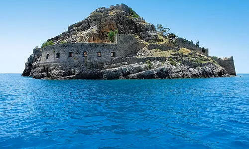 Theo đó, hàng trăm người được bác sĩ chẩn đoán mắc bệnh hủi được đưa lên đảo Spinalonga sinh sống để cách ly với những người khỏe mạnh.