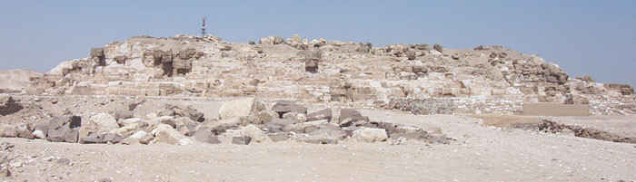 Không biết vì lý do gì mà kim tự tháp của pharaoh Djedefre bị phá hủy, thay vì đứng sừng sững suốt hàng nghìn năm như một số kim tự tháp khác ở Ai Cập.