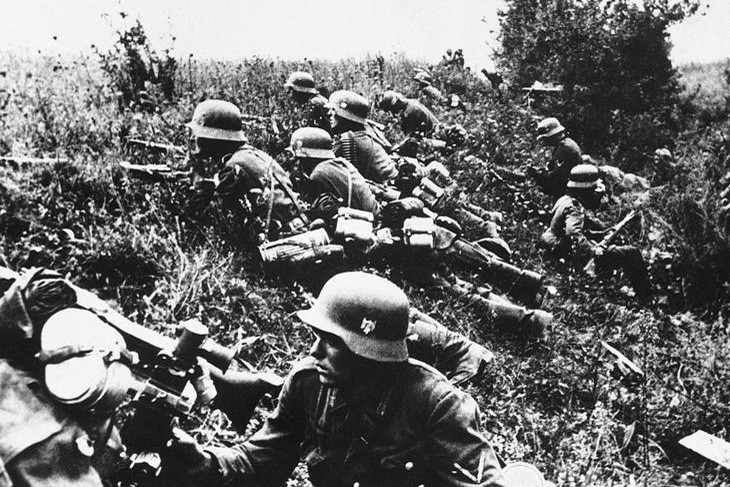  Quân Đức Quốc xã nằm ẩn mình dưới mặt đất trong cuộc chiến ở Kiev, Ukraine năm 1941. Ảnh: AP