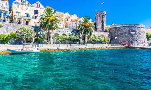 Korcula: Hòn đảo là địa điểm lý tưởng để thưởng thức hương vị rượu vang Croatia và tắm biển. Thị trấn cũng nổi tiếng với những ngôi nhà cổ, nhà thờ, quảng trường và pháo đài.