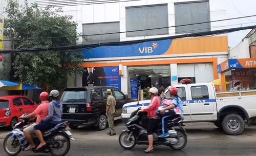 Ngân hàng VIB, nơi xảy ra vụ việc gây náo loạn.