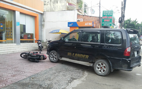 D. lái xe ô tô tông thẳng vào xe máy của mình. Hiện các phương tiện này đã được Công an trao trả lại cho gia đình anh D.