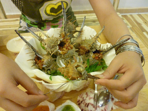 Ốc gai xương rồng nhiều thịt, màu trắng đục, vừa dai vừa giòn, lại rất ngọt và béo. Ảnh blogspot.