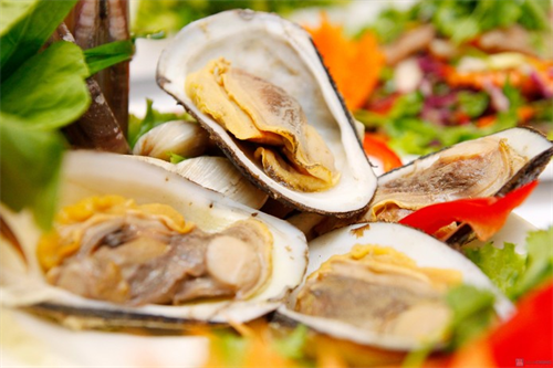 Sò méo là loại động vật thân mềm có hai mảnh vỏ, sống trong các ghềnh đá, rặng san hô. Ảnh nethue.