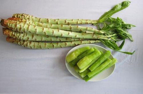  Rau ngó xuân không có nhiều lá xum xuê như các loại rau khác mà thay vào đó là phần gốc rất dài. Ảnh nongsandungha.