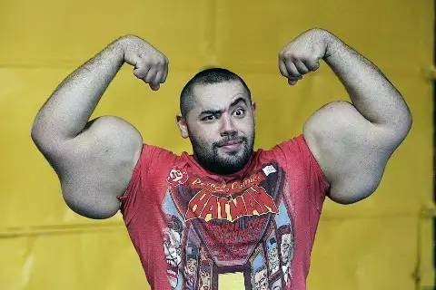 Anh Mostafa Ismail đến từ Ai Cập nắm giữ kỷ lục người có bắp tay to nhất với đường kính bắp tay là 78,4cm. Ảnh Oddee.