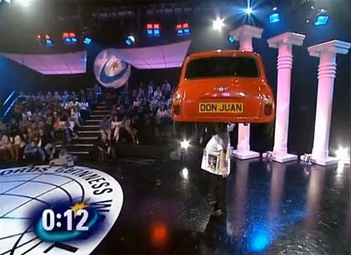 Trong khi đó, anh John Evans lại thiết lập một kỷ lục dường như là “không tưởng”: giữ một chiếc ô tô nặng khoảng 160kg thăng bằng...trên đầu trong 33 giây. Ảnh Oddee.