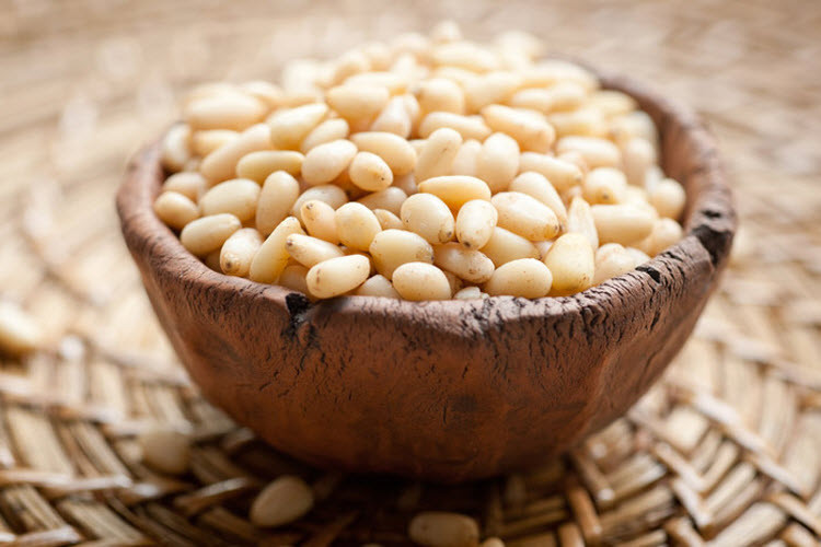 Hạt thông đã được sử dụng tại nhiều nước Châu Âu và Châu Á từ thời đồ đá cũ. Ảnh Vietwave.