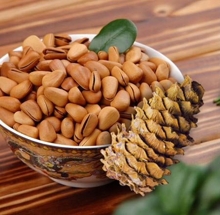  Hạt thông là loại hạt lấy từ quả của cây thông. Hạt thông có khoảng 20 loài hạt giống khác nhau. Ảnh Hatdinhduong.