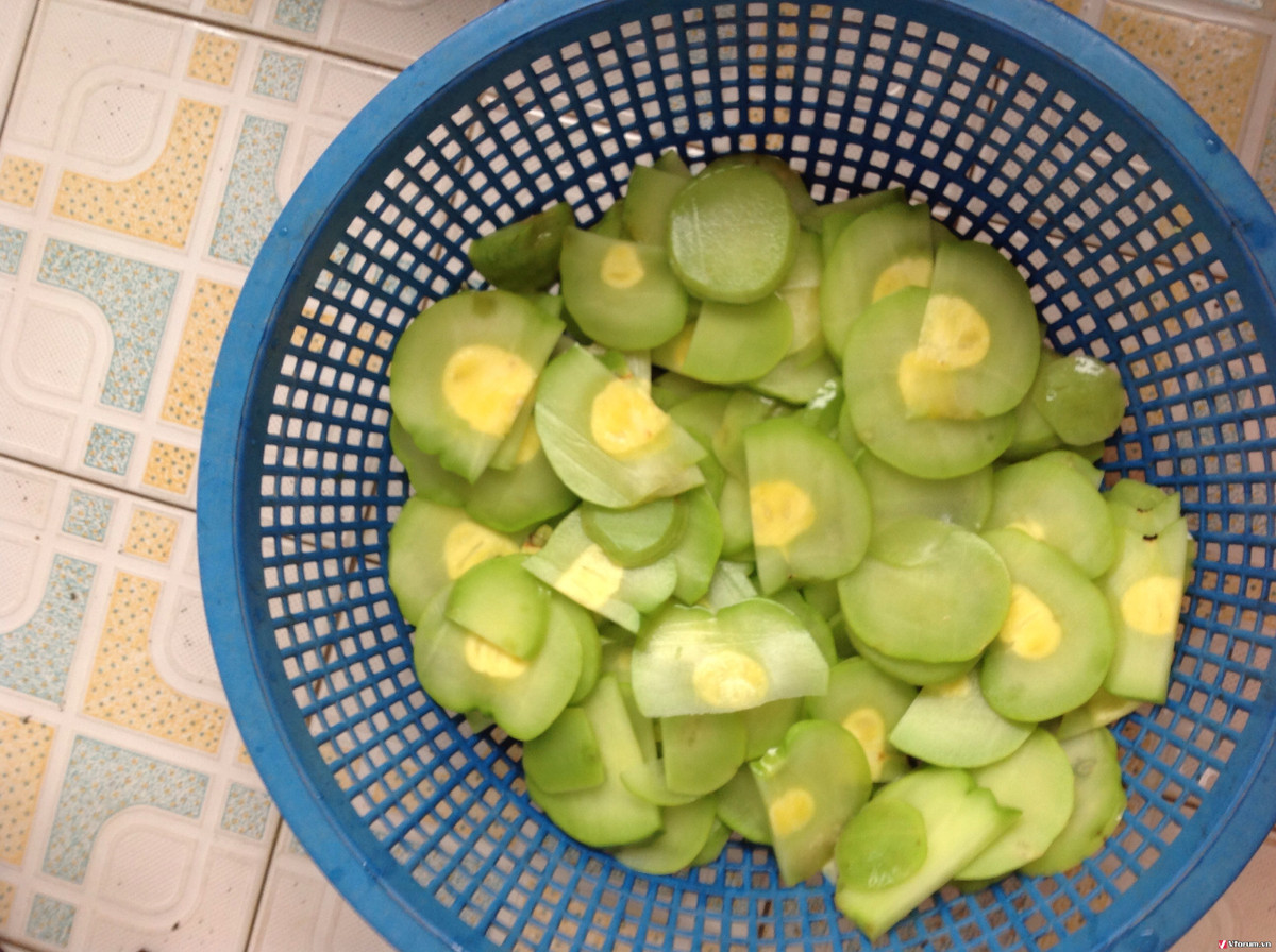 Ở Việt Nam, quả tai chua được sử dụng ở dạng phơi khô và chủ yếu dùng trong ẩm thực để tạo độ chua cho món ăn, nhất là ẩm thực tại vùng núi phía Bắc. Ảnh imgur.