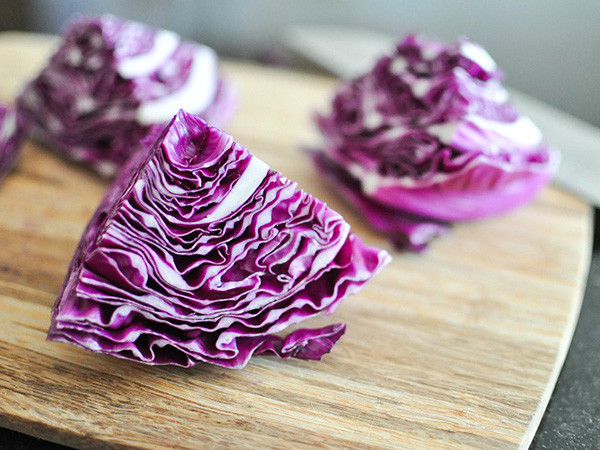 Bắp cải đỏ có vị đắng nhẹ rất đặc trưng. Tuy nhiên, vị đắng này sẽ giảm xuống khi được nấu chín. Ảnh vinfarm. 