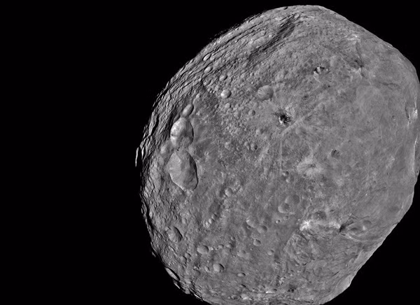 Sửng sốt tiểu hành tinh Vesta tỏa sáng trong diện mạo mới Sung sot tieu hanh tinh Vesta toa sang trong dien mao moi