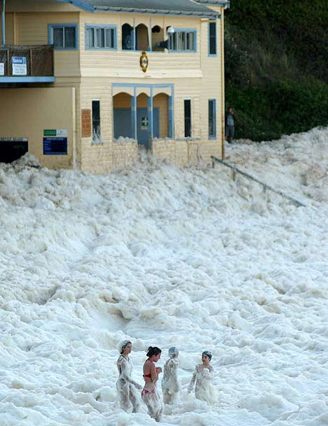 Sau đó, bọt sẽ theo những con sóng và trôi vào bờ. Ảnh khoahoc.
