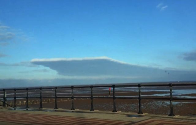 Dam may hinh thu ky quai, vuong vuc kho tin tren bau troi