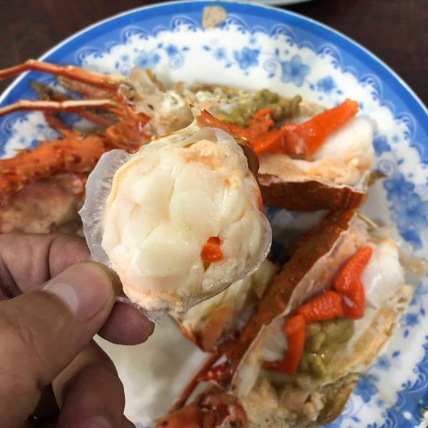 Tôm hùm Angola có vị thịt thơm giòn, ngọt rất ngon, đặc biệt phần đầu nhiều gạch béo thơm ngon. Ảnh daohaisan.