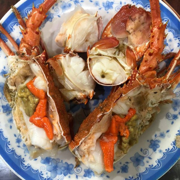 Ở Việt Nam, tôm hùm Angola được bán với giá dao động trong khoảng gần 300.000 đồng - hơn 1 triệu đồng mỗi con nặng từ 300g - 1kg. Ảnh daohaisan.