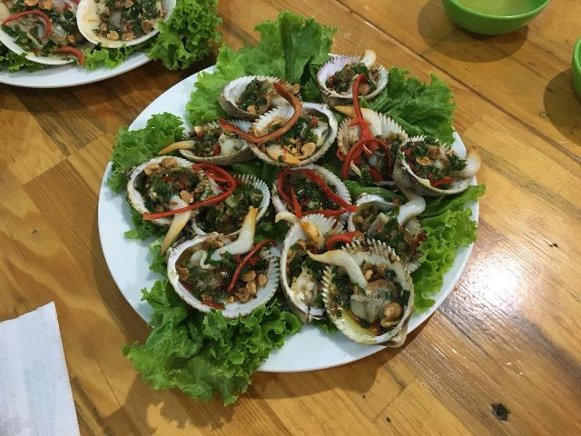 Sò mồng được ngư dân khai thác bằng cách lặn bắt dưới mặt đầm. Ảnh lozi.