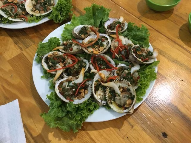 Sò mồng được ngư dân khai thác bằng cách lặn bắt dưới mặt đầm. Ảnh lozi.